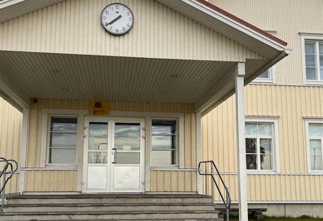 Eldandet skedde bara några tiotal meter från väggen på den gamla träskolan.