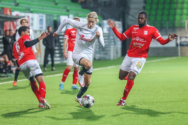Toppmötet hade inte hunnit pågå i tio minuter förrän Teemu Hytönen nätat två gånger. Här tar han sig fram mellan Jacob Otieno och Sherwin Emmanuel.