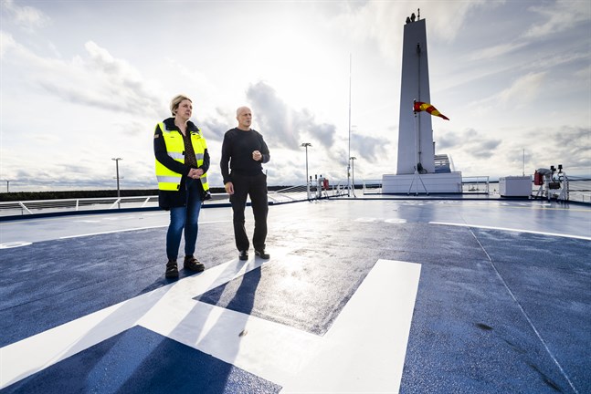 – Här kan en helikopter på nittio ton landa om det börjar brinna eller om någon drabbas av ett allvarligare sjukdomsfall, säger Mats-Peter Långkvist. Bredvid honom står Wasalines säkerhetsansvariga Birgitte Holmblad.
