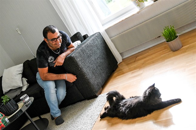 Åren efter uppsägningen har varit en tung period för Resul Erdal hans familj. Katten Eskil hör till glädjeämnen hemma.