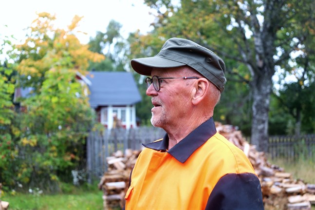 Tillsammans med Folke Nyback och många andra har Bertel Lindvik hämtat, kluvit och staplat flera tiotals kubikmeter med ved. Nu efterlyser de förvaring för "panikveden".