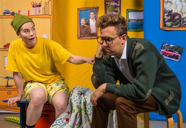 Alfons (Catrine Krusberg) och hans pappa (här Samuel Karsson). Teemu Kippola spelar vanligen pappa-rollen och det gör han nästa vecka i Närpes.