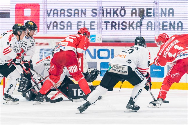 Axel Holmström bäddade för läget och Simon Hjalmarsson lyfte in 1–0-målet bakom JYP-keepern Eetu Laurikainen i powerplay.