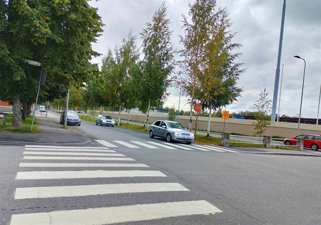 Pedersesplanadens trottoarer är smala och ibland används körbanan också av cyklisterna.