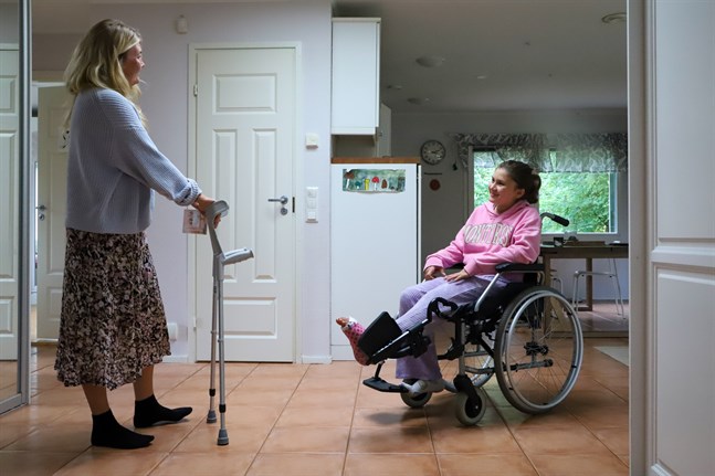 Sofia Ghanem har rullstolen till hjälp hemma, men i skolan använder hon kryckor.