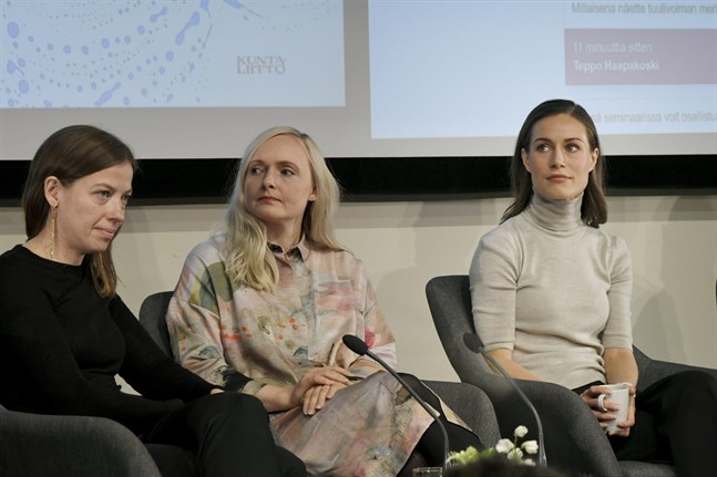 Vi borde vara glada och stolta över att vi har flera unga kvinnliga politiker i regeringen, skriver Anneli Carlson-Suojoki. På bilden Li Andersson, Maria Ohisalo och Sanna Marin.