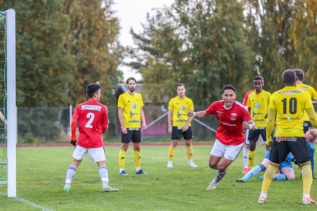 Vitor Gomes stod för ett hattrick hemma mot FC Kiisto. Gomes toppar skytteligan tillsammans med lagkamraten Andrii Barladym, bägge har gjort 24 mål. Trea är ännu en Korsnässpelare – Serhii Chebotarov med 18 fullträffar.