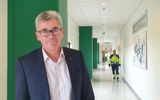 Mika Joukio, vd för Metsä Board, besökte massafabriken i Kaskö på torsdag. Han ser en potential i fabriksområdet och hamnen som också den nuvarande fabriken i Kaskö använder.