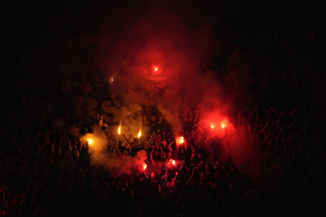 Dinamo Zagrebs supportrar tände bengaler inne på San Siro i samband med CL-matchen mot Milan.