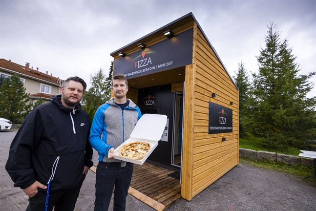 Mikael Rintamäki och Mikael Ekholm öppnar första pizzaautomaten i Österbotten. Senare vill de gärna expandera till fler orter förutom Vasa.
