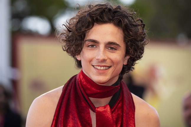 Timothée Chalamet poserar för fotograferna under filmfestivalen i Venedig. Nu frontar han också brittiska Vogues oktobernummer.