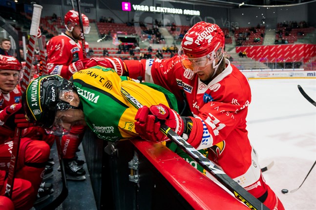 Miro Nalli, före detta Ilvesspelare, trycker till Eemeli Suomi vid avbytarbåset. Men det var Suomis Ilves som for iväg med segern.