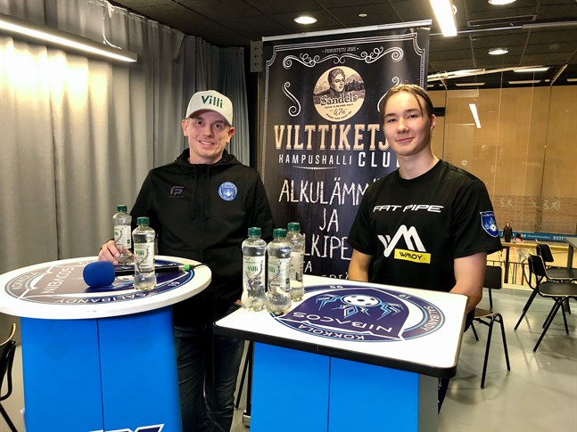 Miska Honkaniemi gjorde hattrick för Nibacos. Han gjorde alla sina tre mål i tredje perioden. Till vänster tränaren Jan Salin.