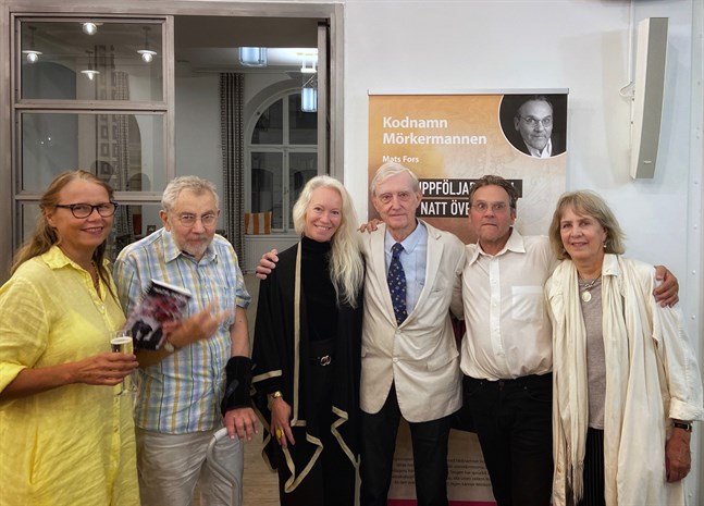 Boksläppet för Mats Fors "Kodnamn Mörkermannen" ordnades vid Finlandsinstitutet i Stockholm måndagen den 12 september. Från vänster i bild Åsa Faringer och Ulf Hultberg, vilka regisserade filmen "Svarta nejlikan", Mia Bornberger, Hans Edelstam, Mats Fors och Anne Edelstam.