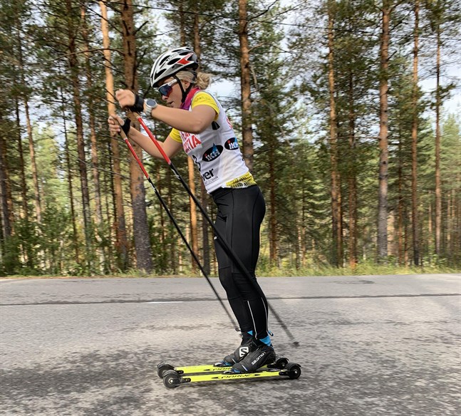 Signe Jakobsson på väg mot en silvermedalj i sprint-FM på rullskidor.