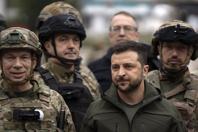 Ukrainas president Volodymyr Zelenskyj med soldater under en ceremoni i torsdags.