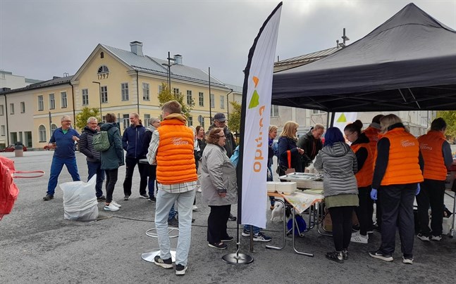 De orangea Optimavästarna sken upp på torget som annars kändes rätt molntungt.