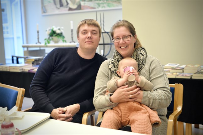Medan de äldre syskonen deltar i programmet tar Iselin, 11 månader, fikapaus tillsammans med föräldrarna Simon och Johanna Häggblom.