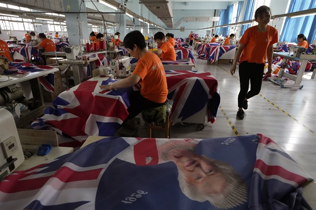 Anställda syr brittiska flaggor vid Shaoxing Chuangdong Tour Articles.