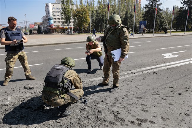 Efterspelet till en granatattack i Donetsk. Bild från i lördags.