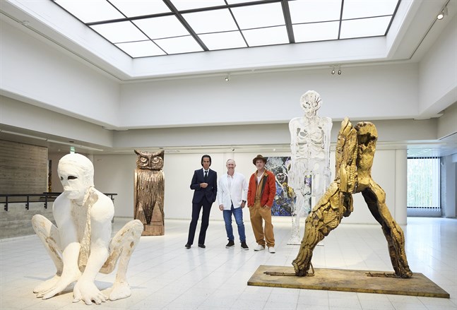 Konstnärerna Nick Cave, Thomas Houseago och Brad Pitt vid Sara Hildéns konstmuseum i Tammerfors.
LEHTIKUVA / HANDOUT / JUSSI KOIVUNEN