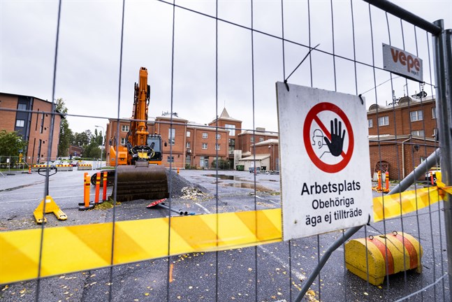 Simhallsbygget i Smedsby gar dragit igång. Vallonvägen stängs för genomfart och på gatan gäller parkeringsförbud.