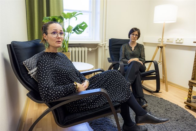 Camilla Öst och Annika Ek-Lönnqvist har flera års erfarenhet av att arbeta som rådgivningspsykolog på mödra- och barnrådgivningen i Vasa.