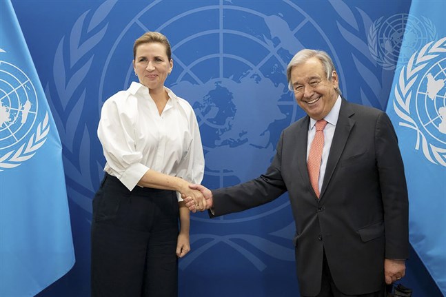 António Guterres tar emot en av många högt uppsatta gäster, Danmarks statsminister Mette Frederiksen, i New York.