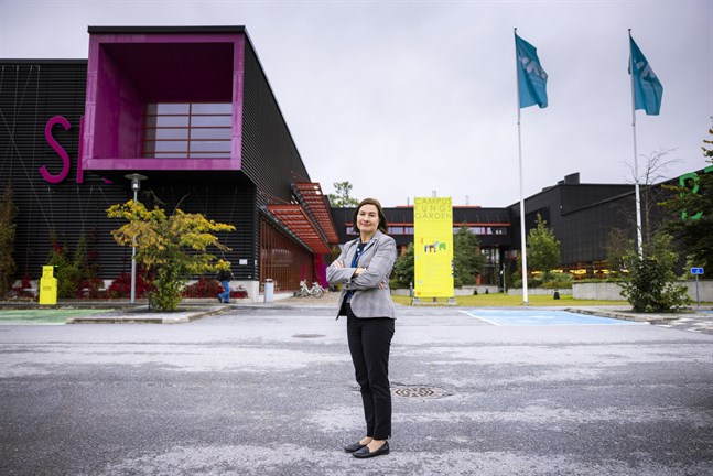Yrkesakademin i Österbotten gör sitt bästa för att kunna hjälpa företagen med personalens kompetens, säger rektor Anne Levonen. Det råder brist bland annat på närvårdare, städpersonal och kockar.