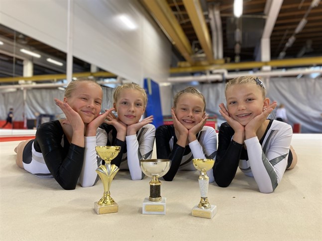 MJ-flickorna med sina individuella pokaler och lagguldet efter lyckad tävling. Från vänster Rosa Kärkkäinen, Tuva Wilson, Isa-Li Lärka och Amelie Virta.