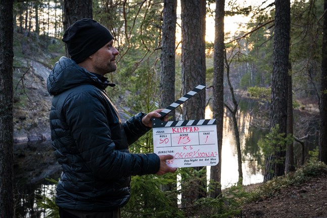 Kristoffer Sandbacka redo med filmklappen ute i Repovesi nationalpark nära Kouvola.