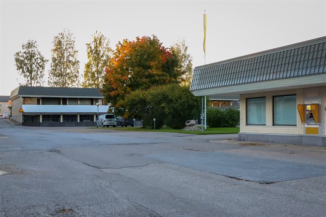 Frågan är om det ska byggas ett nytt bostadshus när förvaltningsdelen av kommungården rivs eller om det ska bli torg och parkering i stället.