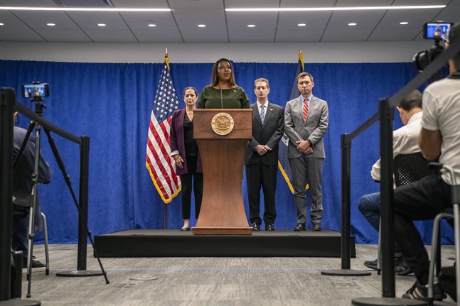 Delstaten New Yorks justitieminister Letitia James presenterar stämningsansökan mot USA:s förre president Donald Trump under en presskonferens på onsdagen.