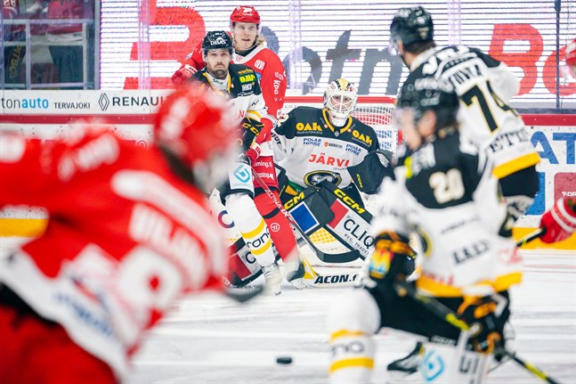 Joel Blomqvist gjorde nio räddningar mot Sport i första perioden.