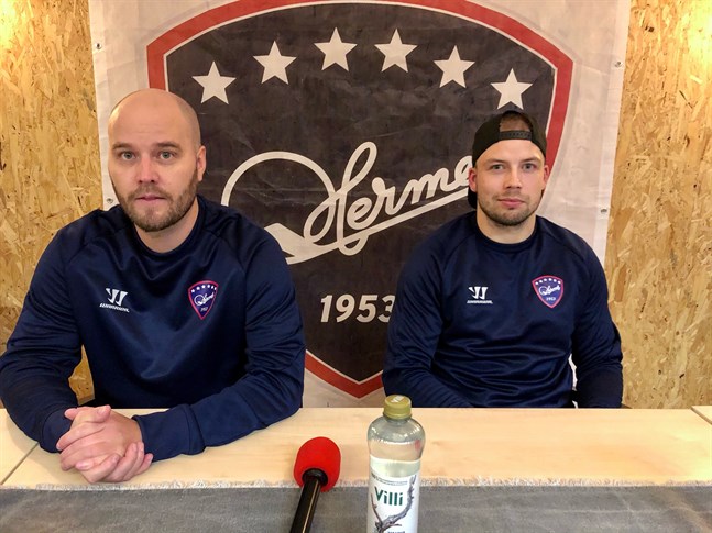 Huvudtränaren Tuukka Poikonen (t.v.) och lagkaptenen Henri Limma är redo för säsongstart. Limma, 26 år, är äldst i ett ungt Karlebylag.