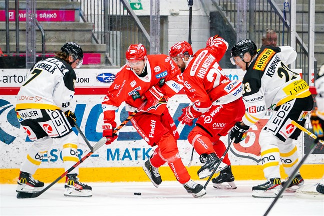 Sports lagkapten Sebastian Stålberg (andra från vänster) hoppade in som vikarie för Jens Lööke i Sports förstakedja, och stod för en målgivande passning.