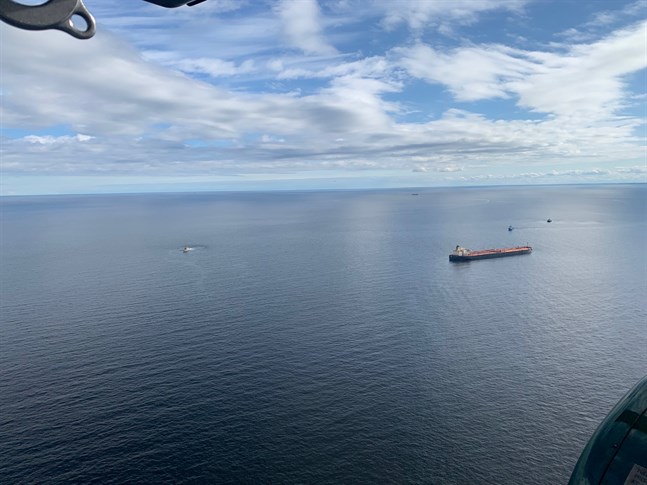 Tankfartyget fotat från den finländska gränsbevakningens helikopter.