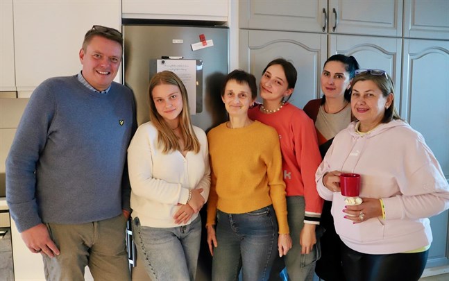 Kursledaren Bernt Klockars tillsammans med deltagarna Dasha Orlovska, Svetlana Gonchar, Masha Kolchanova, tolken Katerina Pihlajaniemi och Halina Beresovska.