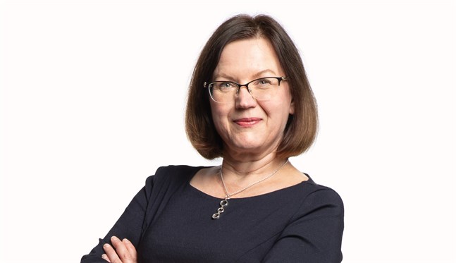 Brita Brännbacka-Brunell kommer att vara tjänstledig från sitt arbete som utbildningschef på Yrkesakademin i Österbotten för att jobba för Anna-Maja Henriksson.