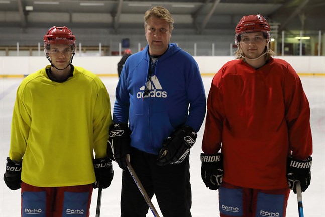 Matti Perkiö (i mitten) lotsar IK Kronan. Här tillsammans med Jakob Hellström (t.v.) och Joni Laukkonen.