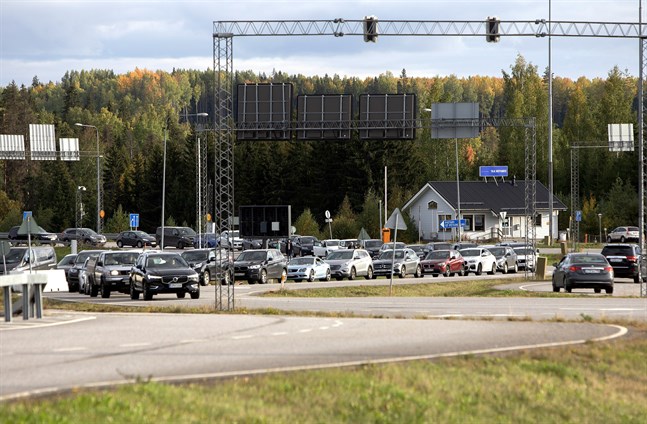 Omfattande bilkö från Ryssland till Finland vid gränsstationen Nuijamaa under torsdagen.