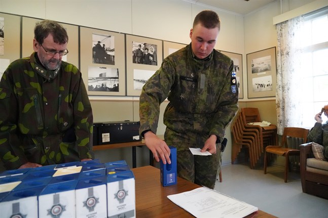 Edward Omars (till höger) från Smedsby i Korsholm är en av de rekryter som hjälper till med insamlingen för krigsinvalider. Teuvo Rodén delar ut insamlingsbössor.