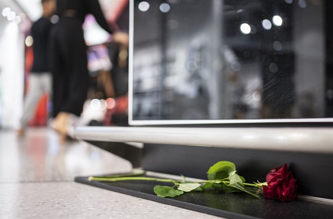 En ros har lagts på golvet på köpcentrumet Emporia i Malmö, där en man dödades i en skottlossning den 19 augusti. Han blev 2022 års 45:e dödsoffer i en skjutning i Sverige. Arkivbild.