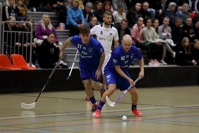 Anton Kallvik gjorde 1+1 mot sin fostrarförening. Nummer 57 är hemmalagets Arttu Kukko och nummer 5 gästernas Simon Björkström.