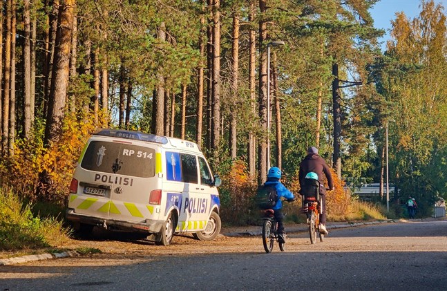 En polispatrull på plats på Kotkagatan i Sunnanvik.